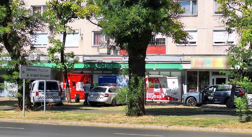 Rendőrök helyszíneltek hétfőn a debreceni belvárosban! Kiderült, mi történt a társasház alatti boltoknál – fotóval