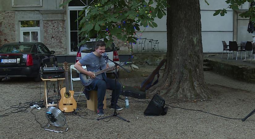 Közösségi koncert a kertben