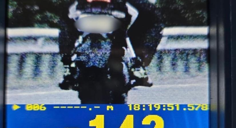 Közel 150 km/h-val száguldott egy motoros lakott területen