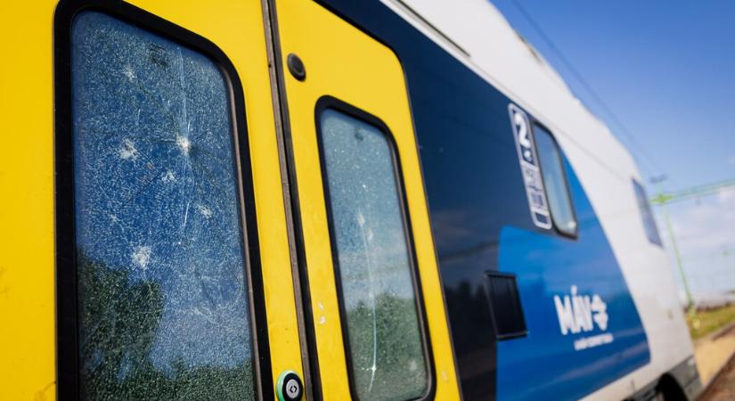 Brutálisan megrongálták a MÁV emeletes vonatát Újszászon  kép!