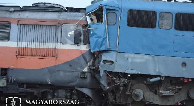 Vádat emeltek a mozdonyvezető ellen, aki elaludt, emiatt frontálisan ütközött egy másik vonattal Sápnál