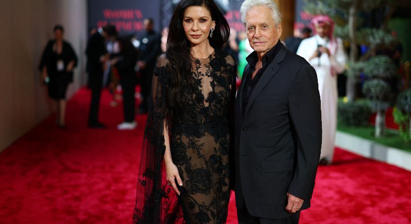 Morticia sem csinálná másképp! Catherine Zeta-Jones szerint nincs abban semmi luxus, hogy négy otthona van