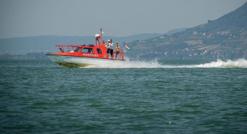 Felborult egy katamarán a Balatonon, bajba kerültek az utasok