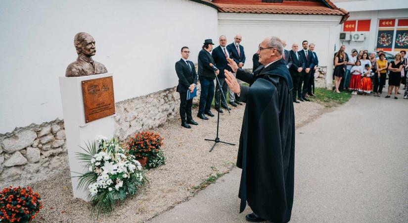 Az emlékév megkoronázása: Kriza János mellszobrát avatták fel Torockón