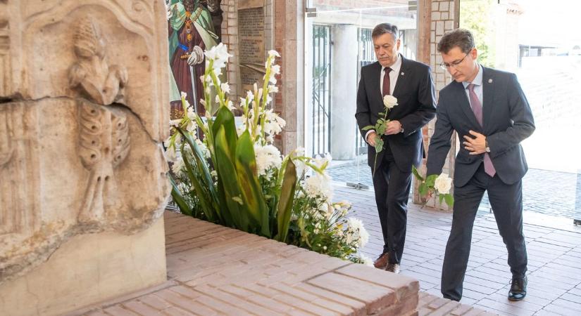 Elhelyezték az emlékezés virágait