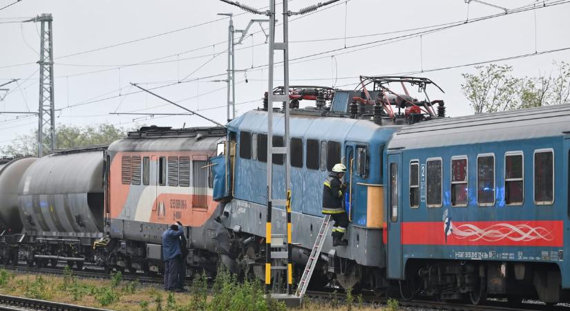 Elaludt a mozdonyvezető és belement egy személyvonatba – vádat emelt az ügyészség