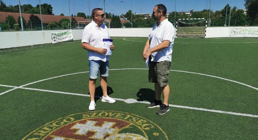 Felújítják a műfüves focipályát Barcson