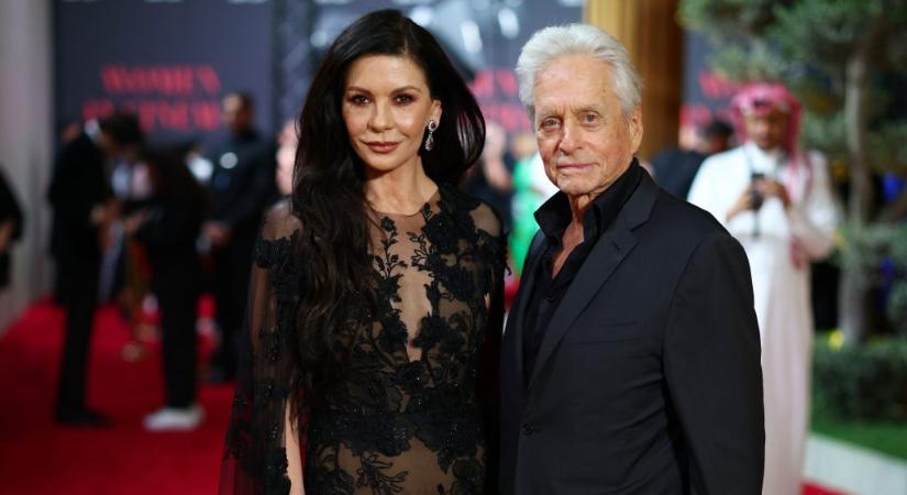Catherine Zeta-Jones szerint az, hogy 4 házuk van Michael Douglasszel, egyáltalán nem felesleges fényűzés