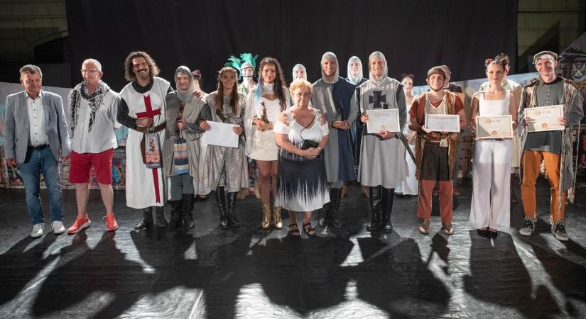 Díjesővel zárult a Kvártélyház nyári színházi évada (galéria)