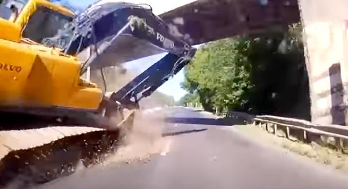 Autó elé zuhant egy markoló Pécsnél, óriásit mentett a sofőr