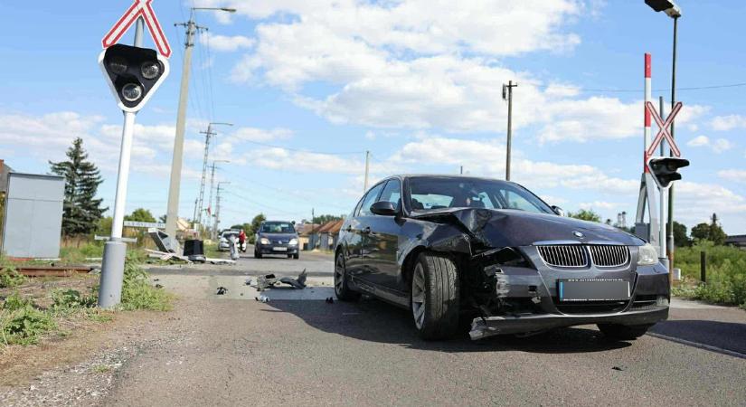 Fekete BMW tarolt sorompót egy hevesi településen, helyszíni fotókon mutatjuk, mekkora a kár