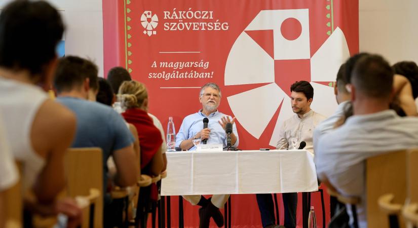 Kövér László szerint alkalmazkodni kell az új kommunikációhoz, és ehhez a fiatalabb generáció segítségére is szükség lesz
