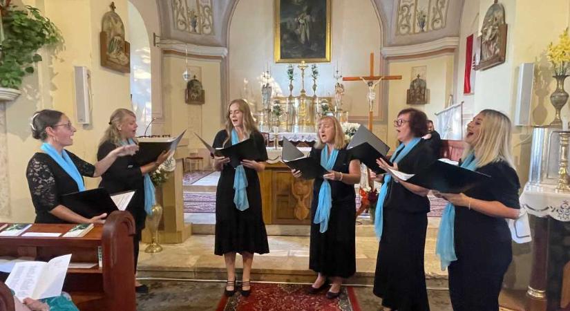 A gregorián énekek időtlen szépségét közvetítő ünnepi koncert Nánán