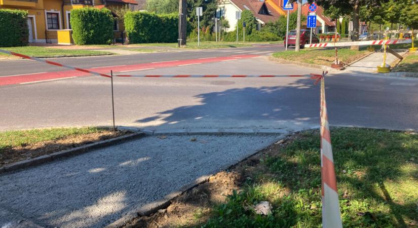 Akadálymentes gyalogos átvezetéseket építenek a városban