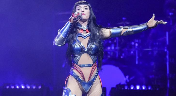 Katy Perry turnéját tényleg elátkozhatták, most az áram rázta meg koncert közben az énekesnőt