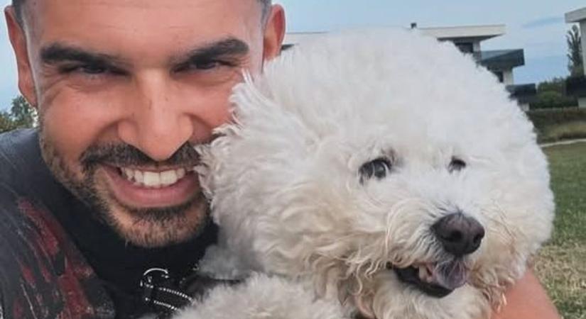 Horváth Tamás és Goku együtt mosolyognak a Balaton partján
