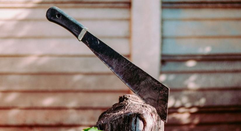 Bozótvágóval támadt feleségére és négy gyermekükre a féltékeny tapolcai férj