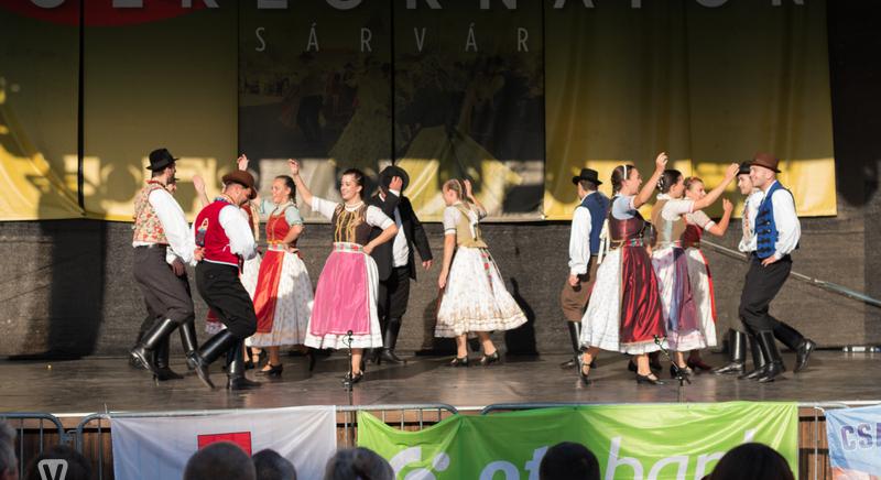 A csornai Pántlika Néptáncegyüttes fellépése a 44. Sárvári Nemzetközi Folklórnapokon