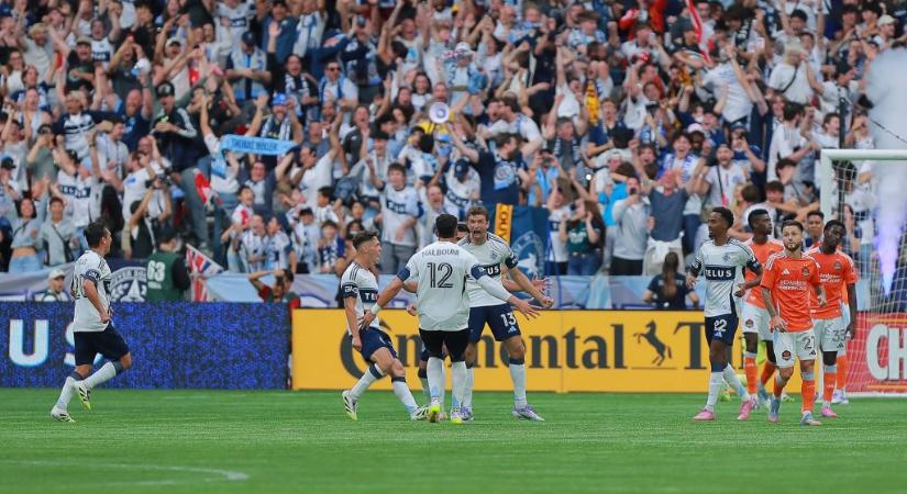 Egy stadionnyi ember tüntetett a partjelző ellen, aki elrontotta Thomas Müller tökéletes debütálását