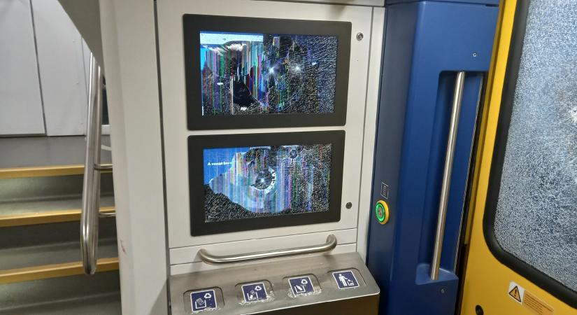 Szétverték a MÁV emeletes vonatát Újszászon