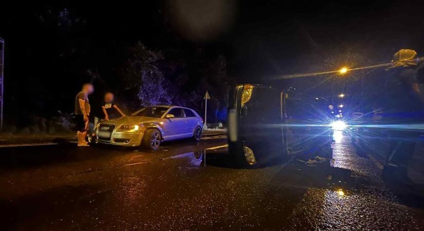 Kiderült, ki ült a vasárnap este a szolnoki Kertész úton felborult autó volánjánál