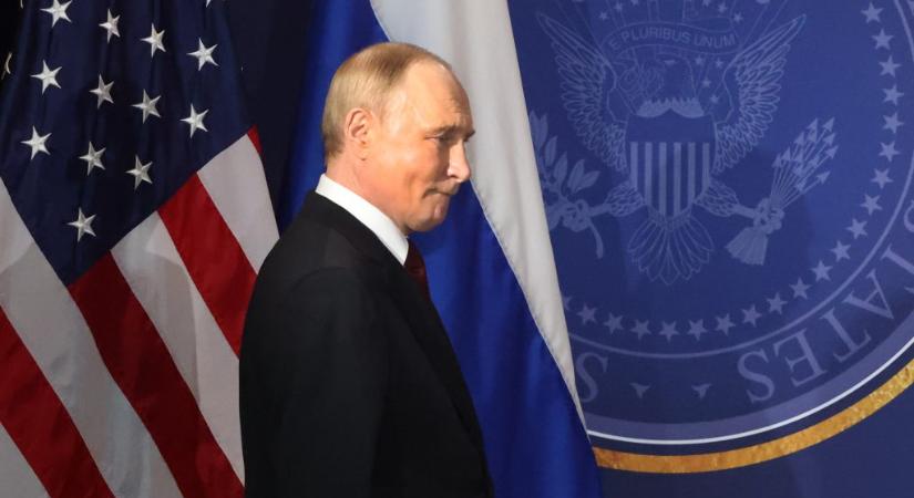 Előkerült egy új videó Putyinról, amin Trumpékkal beszélget, és mindenki a lába mozgásáról beszél