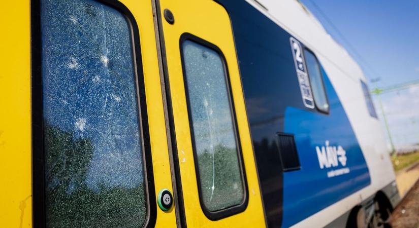 Szétvertek egy emeletes vonatot Újszászon, ilyen pusztítást még a MÁV-nál sem láttak