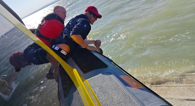 A Balatonba borultak a kenuból, egyikük úszni sem tudott, gyerekeknek szánt karúszókban bízott ( képek)