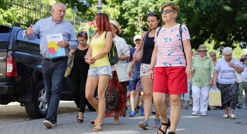 Eger zöld kincsei között kaluzolt az idegenvezető