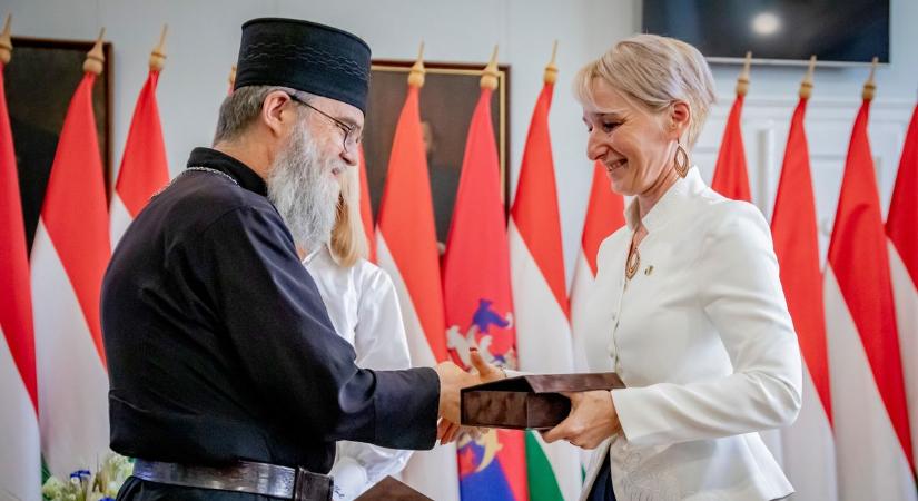 „Vezetése alatt az egyház cselekszik” – püspök kapta a Rákóczi-láncot