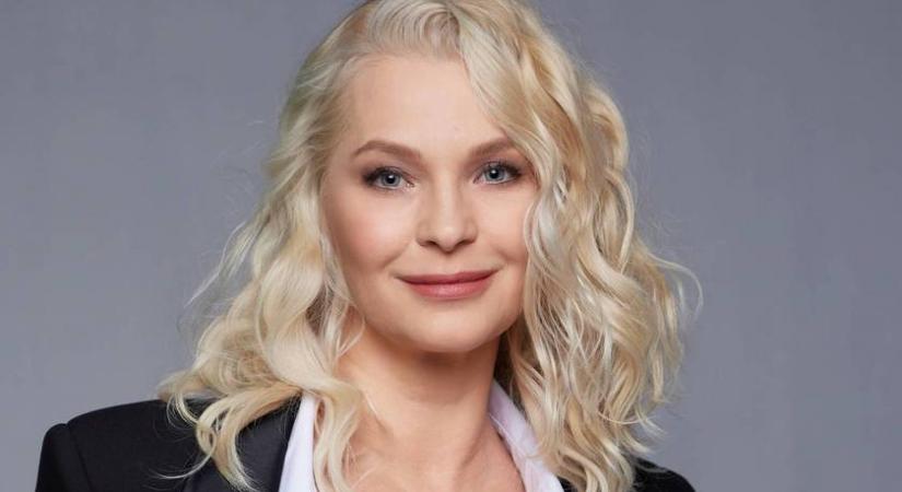 A 49 éves Lilu egész alakos, fürdőruhás fotója: tiszta Baywatch a tengerparton