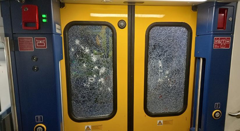 Brutálisan megrongálták a MÁV vonatát, a kár meghaladhatja az 50 millió forintot