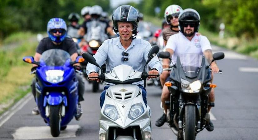 Magyar Péter mutogatja magát és az ő „szenzációs” teljesítményeit, földön, vízen, levegőben