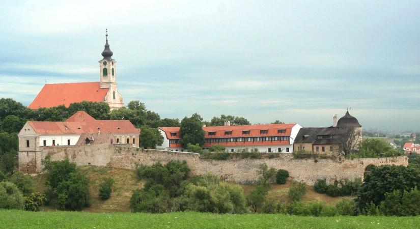 Továbbra is a hagyományok útján: ünnepi testületi ülés lesz a várban