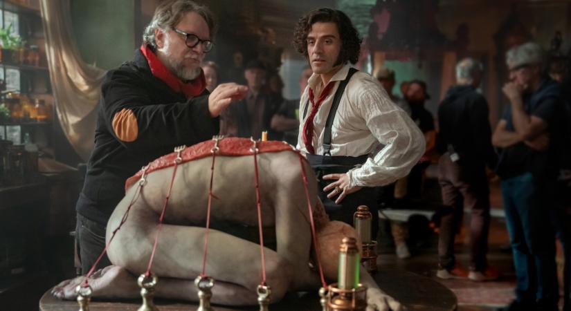 Megvan, pontosan mikor érkezik Guillermo del Toro sztárokkal teli Frankensteinje a Netflixre, és két új plakát is jött a gótikus sci-fi horrorhoz