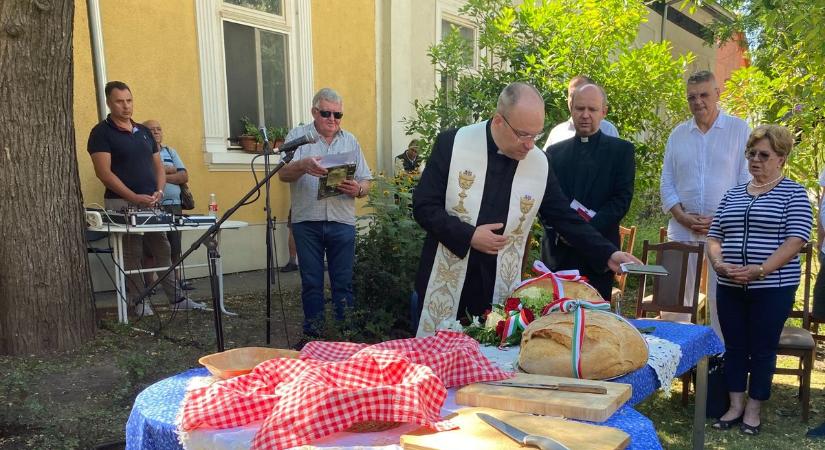 A kenyér nemcsak étel, hanem remény is – a felszentelt falatokat a szegényeknek kínálták