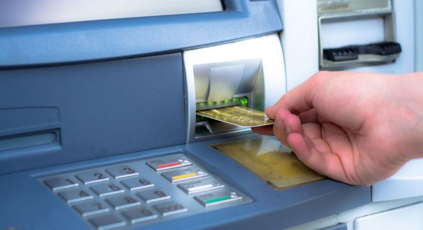 Tévedésből kipostázták neki más bankkártyáját, elköltött róla több mint kétmillió forintot