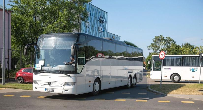 Csak 10 percre szállt le a nyaralni induló buszról egy nő Debrecenben, azóta is főhet a feje miatta...