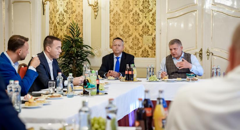 Ma sem egyezett meg a koalíció a konszolidációról, de egy nem létező kormányt hibáztatnak