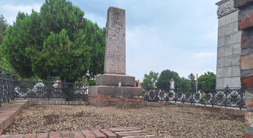 Szeged legendás építészének nyughelye ismét méltó állapotban – így néz ki Magyar Ede sírja