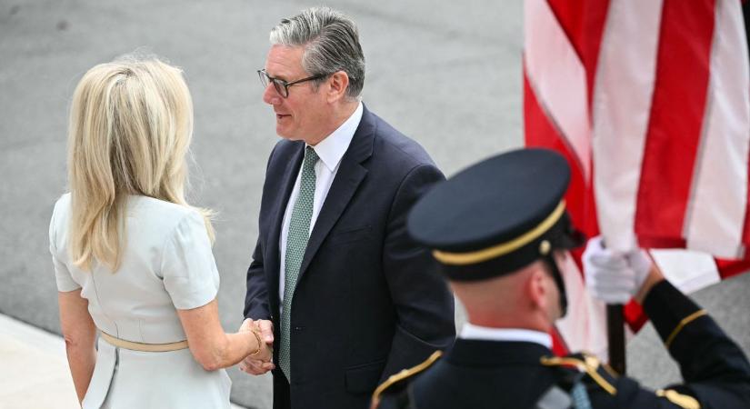 Trump beárazta az uniós vezetőket: csak a protokollfőnöke fogadta a Fehér Házban Ursula von der Leyent és Macront – az amerikai elnök oda se ment