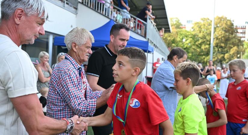 1. Janovicz Pékség-kupa: Csank János, Kis Károly és Horváth Ferenc gratulált