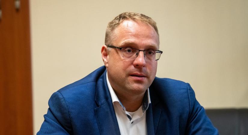 A polgármester szerint arra utasítják a szolnoki befogadó otthon dolgozóit, hogy ne álljanak szóba ellenzéki politikussal
