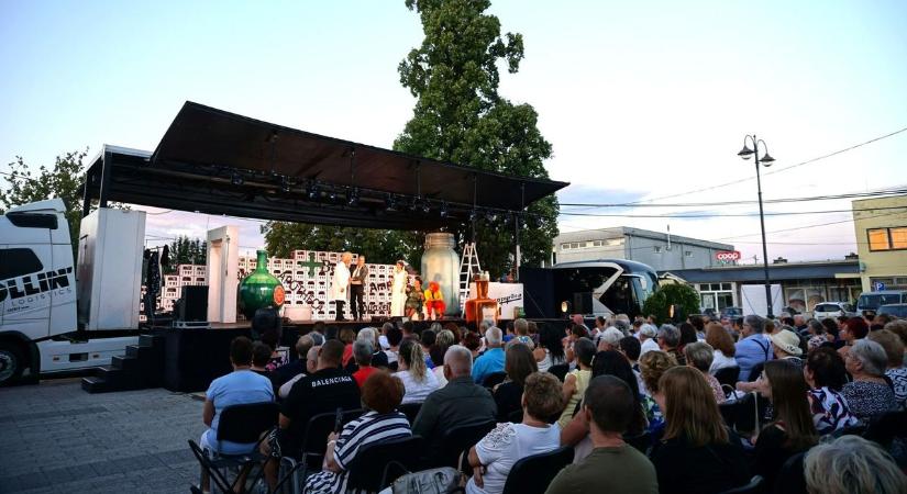 Donizetti vígoperája félpótkocsin érkezett Pétervásárára