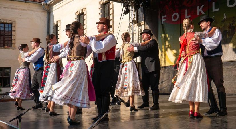 Négy nemzet táncaival és színes programokkal indultak a sárvári folklórnapok - fotók