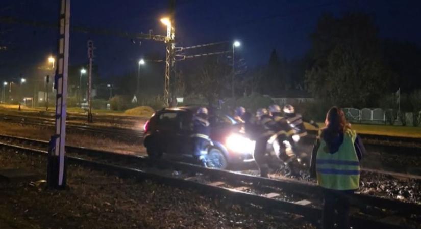 Nem vette észre,, hogy az úttest jobbra kanyarodik - a sínen kötött ki  videó