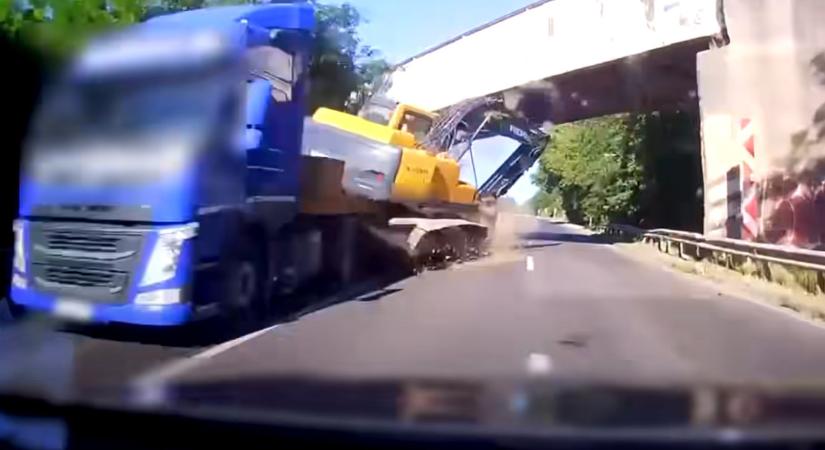 Ilyen, amikor majdnem az autódra borul egy hatalmas markoló - videó