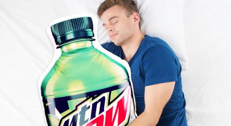 Napi büntetés: már emberméretű Mountain Dew párnával is aludhatsz