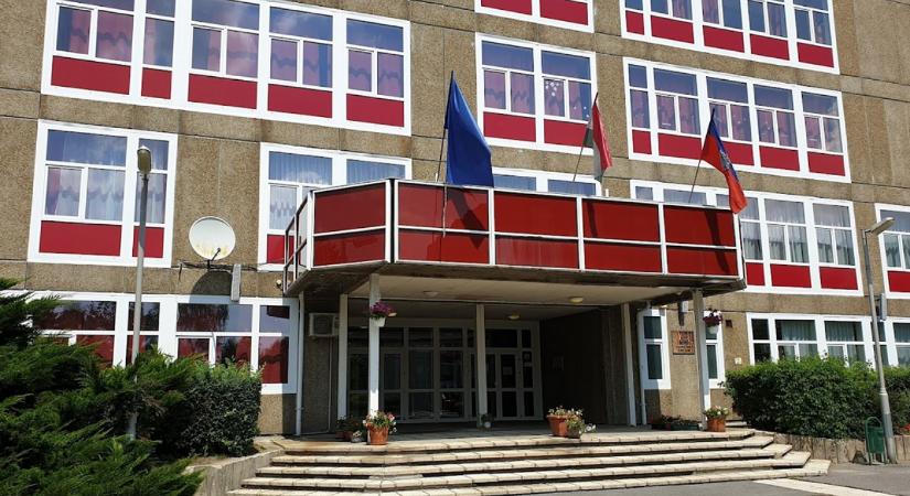 Székesfehérváron egy technikum és kollégium vízhálózatában is kimutatták azt a baktériumot, amit a kórház szülészetén