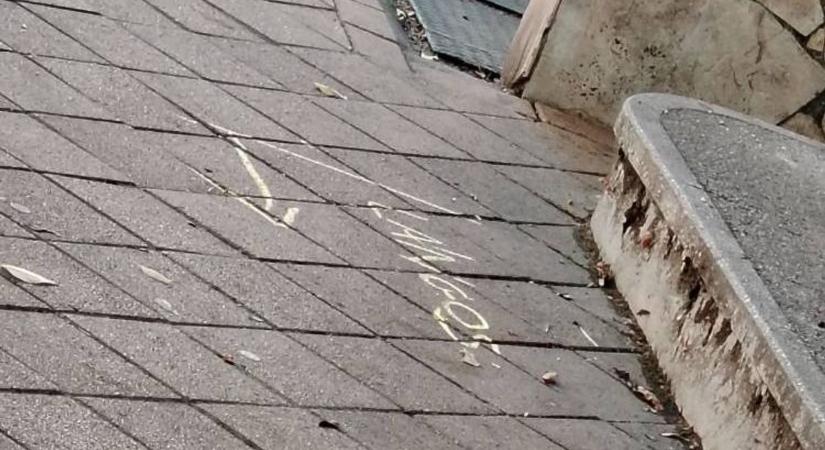 Rejtélyes feliratok hozták lázba a szolnoki belváros járókelőit, teli lett velük az egyik utca